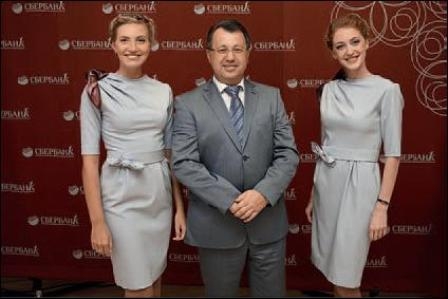 Длина юбки или платья на сотруднице VIP-подразделения Сбербанка России не выше и не ниже чем 5&ndash;7 см до колен