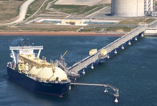 Танкер Cygnus Passage на терминале по отгрузке газа первого в России СПГ-терминала (проект &laquo;Сахалин-2&raquo;)