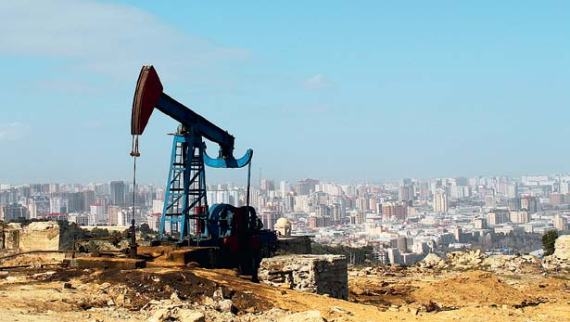 В 40-х годах прошлого века в Азербайджане добывали до 70% всей советской нефти. На фото: Добыча нефти глубинным насосом