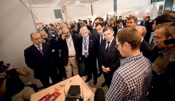 Открытие форума состоялось с обхода официальной делегацией выставки инновационных резидентов бизнес-инкубатора ГБУ ТО &laquo;Западно-Сибирский инновационный центр&raquo;