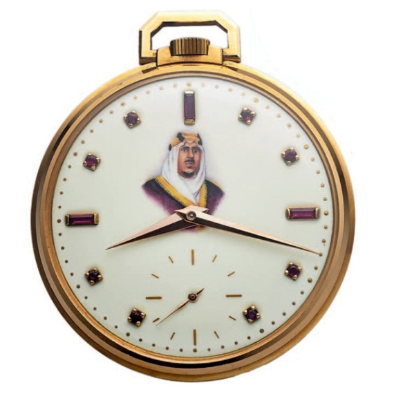 Карманные часы Ref. 600/1 фирмы Patek Philippe из серии 1953 года, посвященной памяти первого короля Саудовской Аравии Абдул-Азиза ибн Сауда. Розовое золото, механизм с ручным заводом, белый эмалевый циферблат с миниатюрным портретом