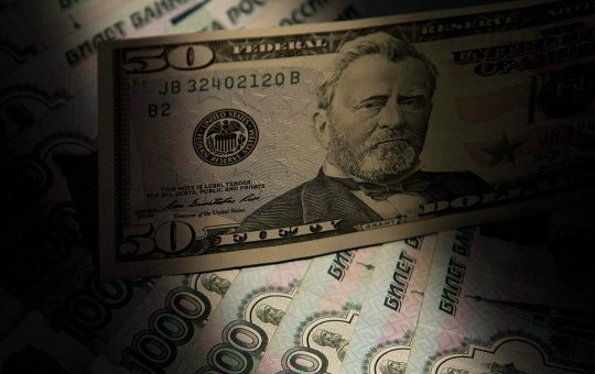 Рубль вышел на исторические минимумы к доллару и евро