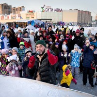 Танцы, подарки и салют