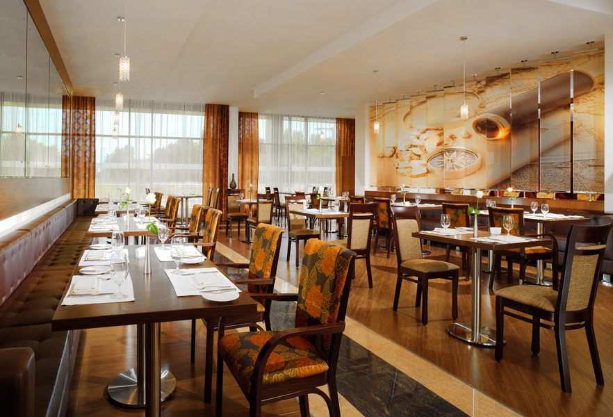 she3733re-140257-All day Dining Restaurant-Med