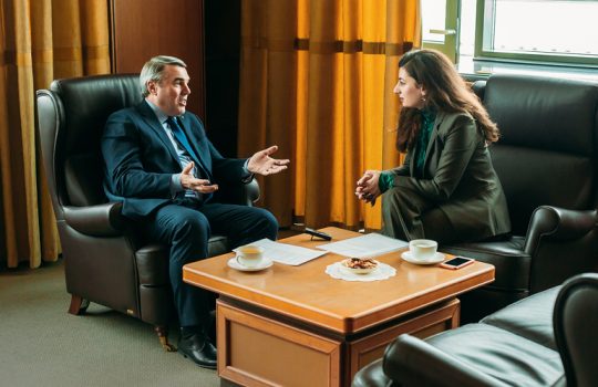 Профессионал идет за своим делом