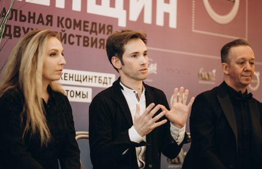 «Восемь женщин» в ТБДТ: живое пение, автомобиль и только женщины на сцене